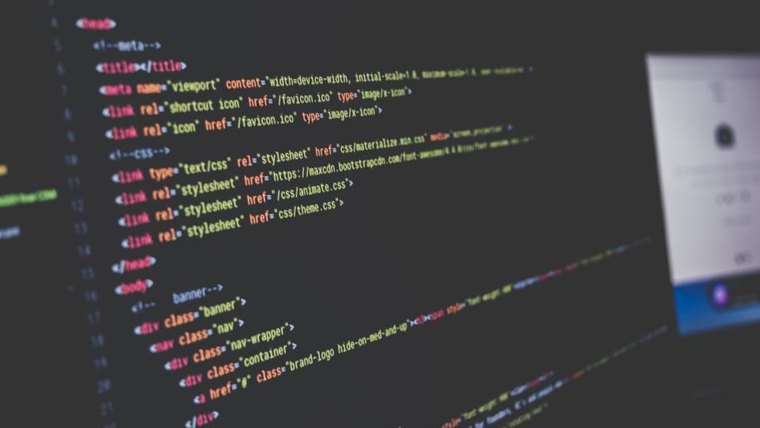 A dark editor screen showing an HTML document head with meta tags and stylesheet links